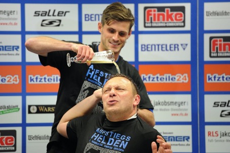 André Breitenreiter Bierdusche Aufstieg SC Paderborn 2014