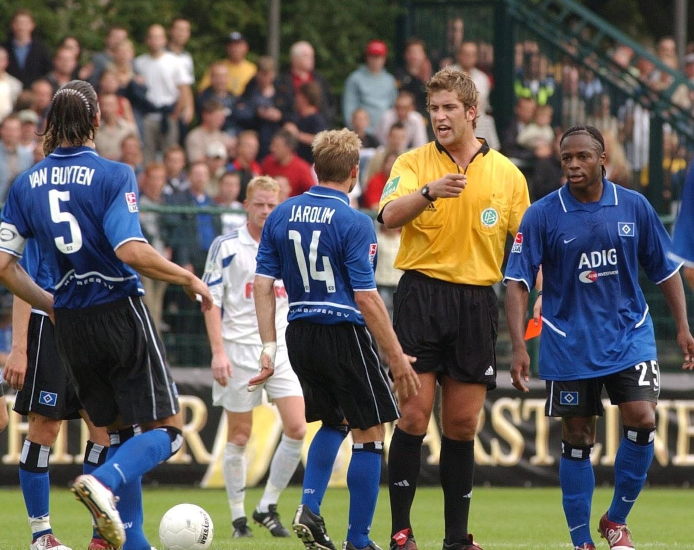 Die Mutter aller Skandalspiele im DFB-Pokal: Paderborn vs. Hamburger SV im Jahr 2004. Schiedsrichter Robert Hoyzer. Foto: Imago Images
